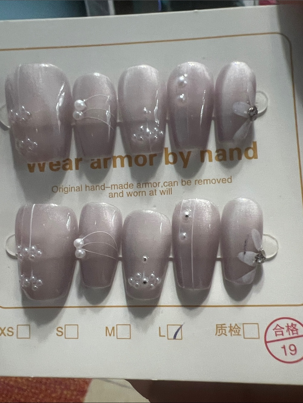 Elegant Pearl Accent Press-On Nails in Soft Lavender cat eyes